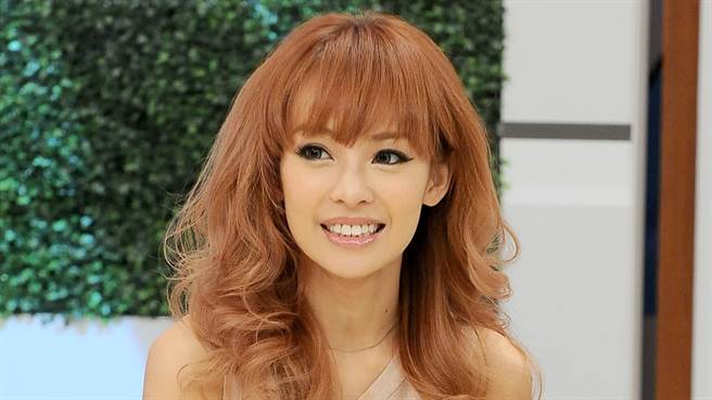 美肌也壓不住！丁小芹出獄3年「撞臉小甜甜」腫一圈　債主嘆「原本不會判太重」：自己害死自己