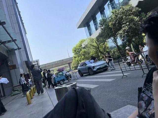 婆媳合力捉小三! 抓姦現場引圍觀「小三真面目曝」 網對比正宮嘆「根本沒有輸」