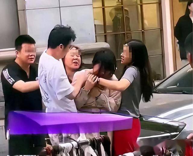婆媳合力捉小三! 抓姦現場引圍觀「小三真面目曝」 網對比正宮嘆「根本沒有輸」