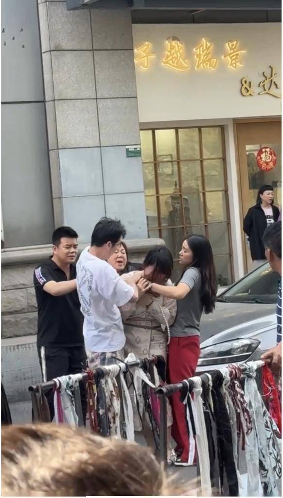 婆媳合力捉小三! 抓姦現場引圍觀「小三真面目曝」 網對比正宮嘆「根本沒有輸」
