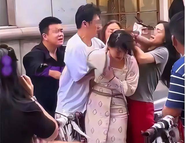 婆媳合力捉小三! 抓姦現場引圍觀「小三真面目曝」 網對比正宮嘆「根本沒有輸」