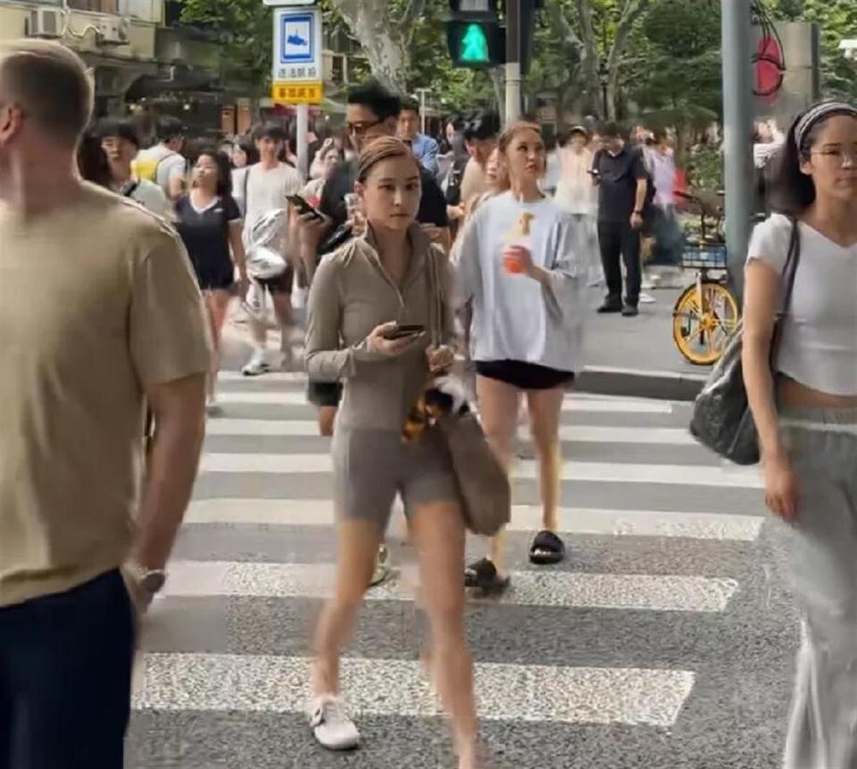 無修圖照曝光!豪門千金「街頭素顏現身」 被酸靠家裡「1亮點收穫滿堂彩」:騙不了人