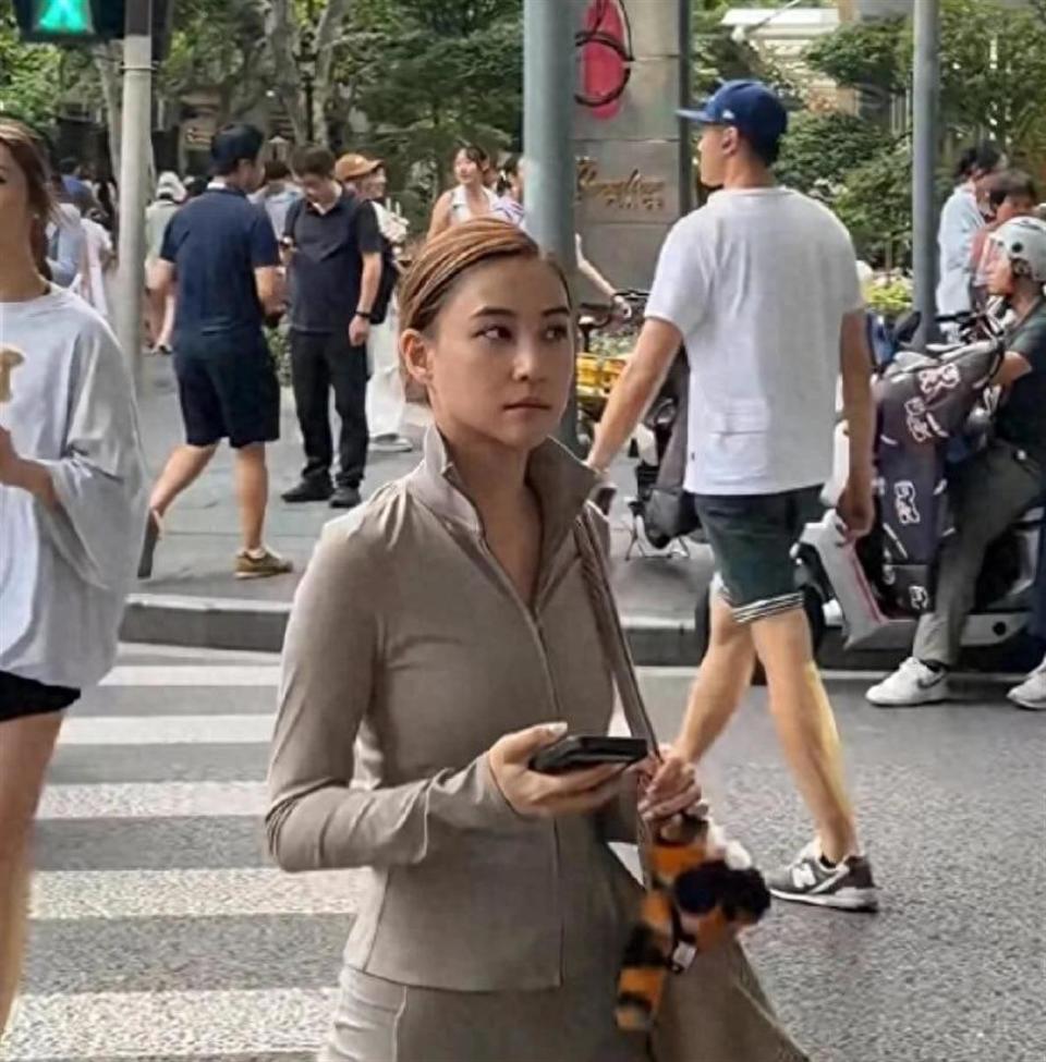 無修圖照曝光!豪門千金「街頭素顏現身」 被酸靠家裡「1亮點收穫滿堂彩」:騙不了人