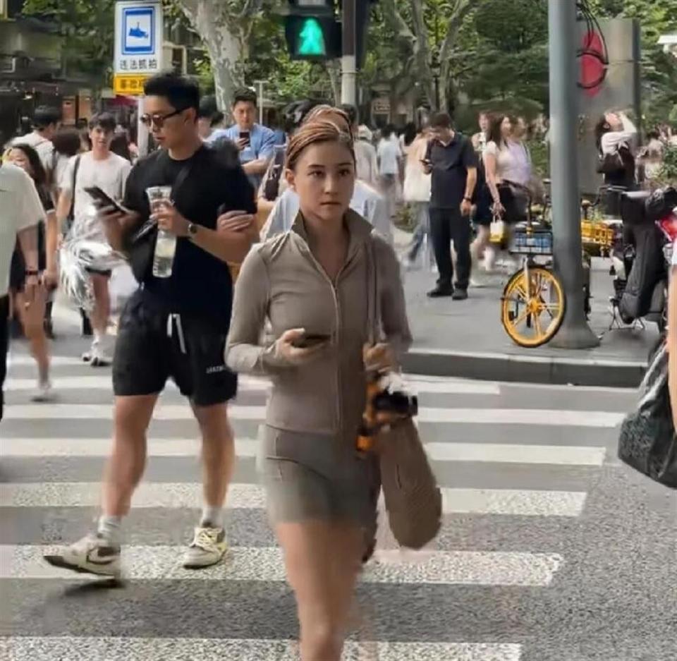 無修圖照曝光!豪門千金「街頭素顏現身」 被酸靠家裡「1亮點收穫滿堂彩」:騙不了人