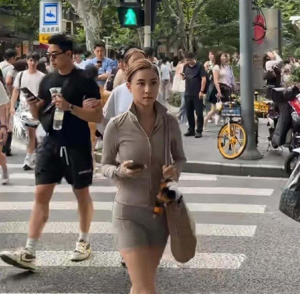 無修圖照曝光!豪門千金「街頭素顏現身」 被酸靠家裡「1亮點收穫滿堂彩」:騙不了人