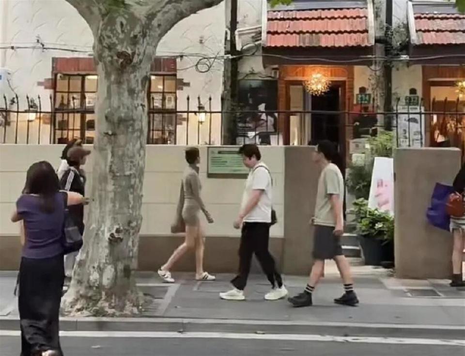 無修圖照曝光!豪門千金「街頭素顏現身」 被酸靠家裡「1亮點收穫滿堂彩」:騙不了人