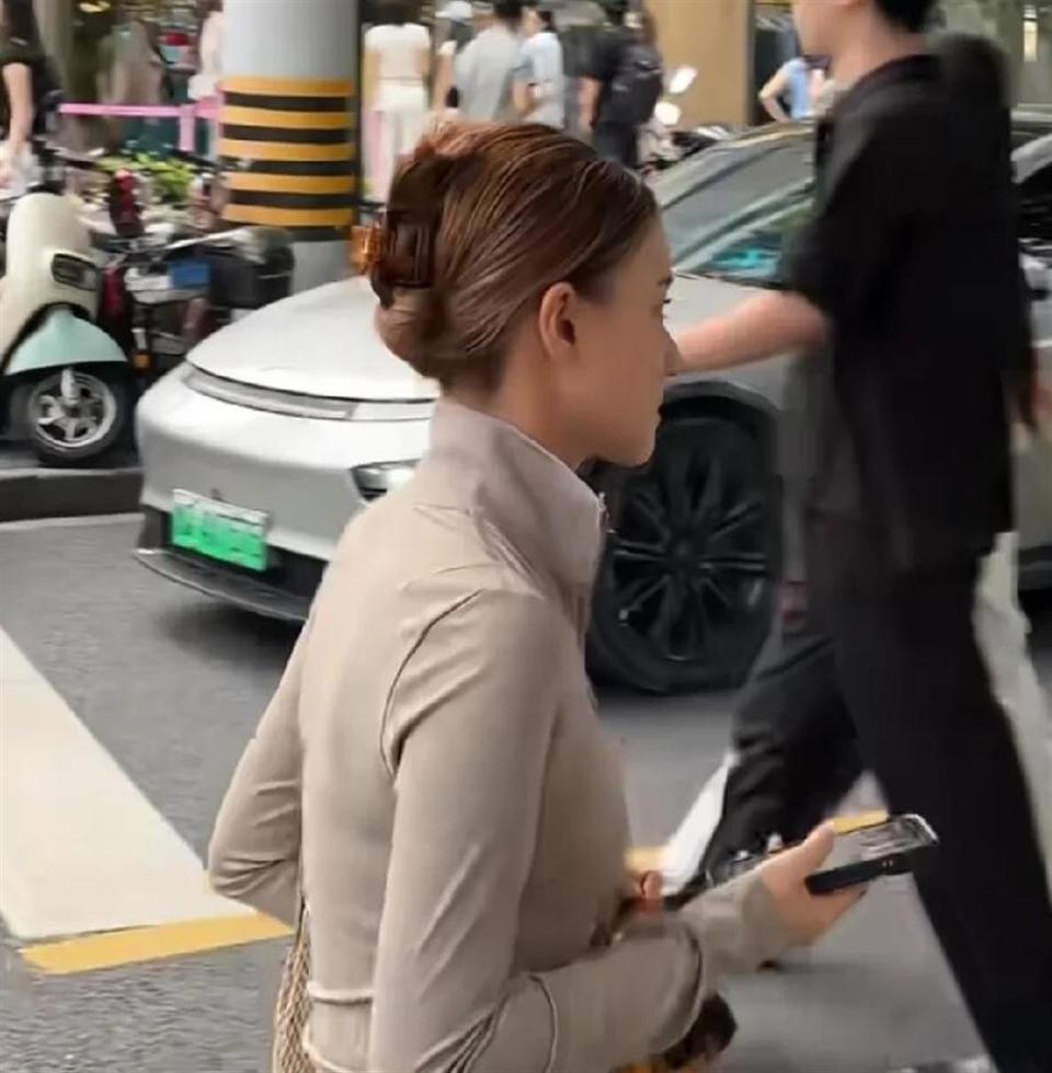 無修圖照曝光!豪門千金「街頭素顏現身」 被酸靠家裡「1亮點收穫滿堂彩」:騙不了人