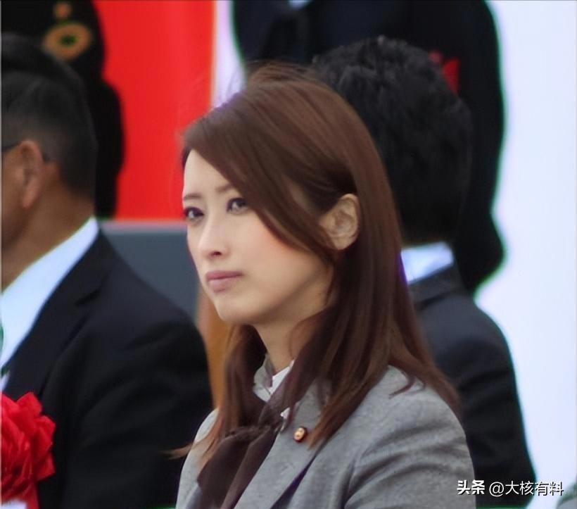 被封最美議員!昔拍超辣泳裝照「選民看傻眼」 出軌已婚政治大咖「她1句話讓人搖頭」