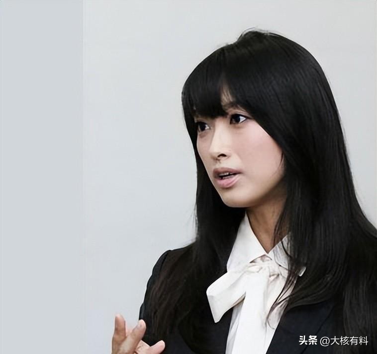 被封最美議員!昔拍超辣泳裝照「選民看傻眼」 出軌已婚政治大咖「她1句話讓人搖頭」