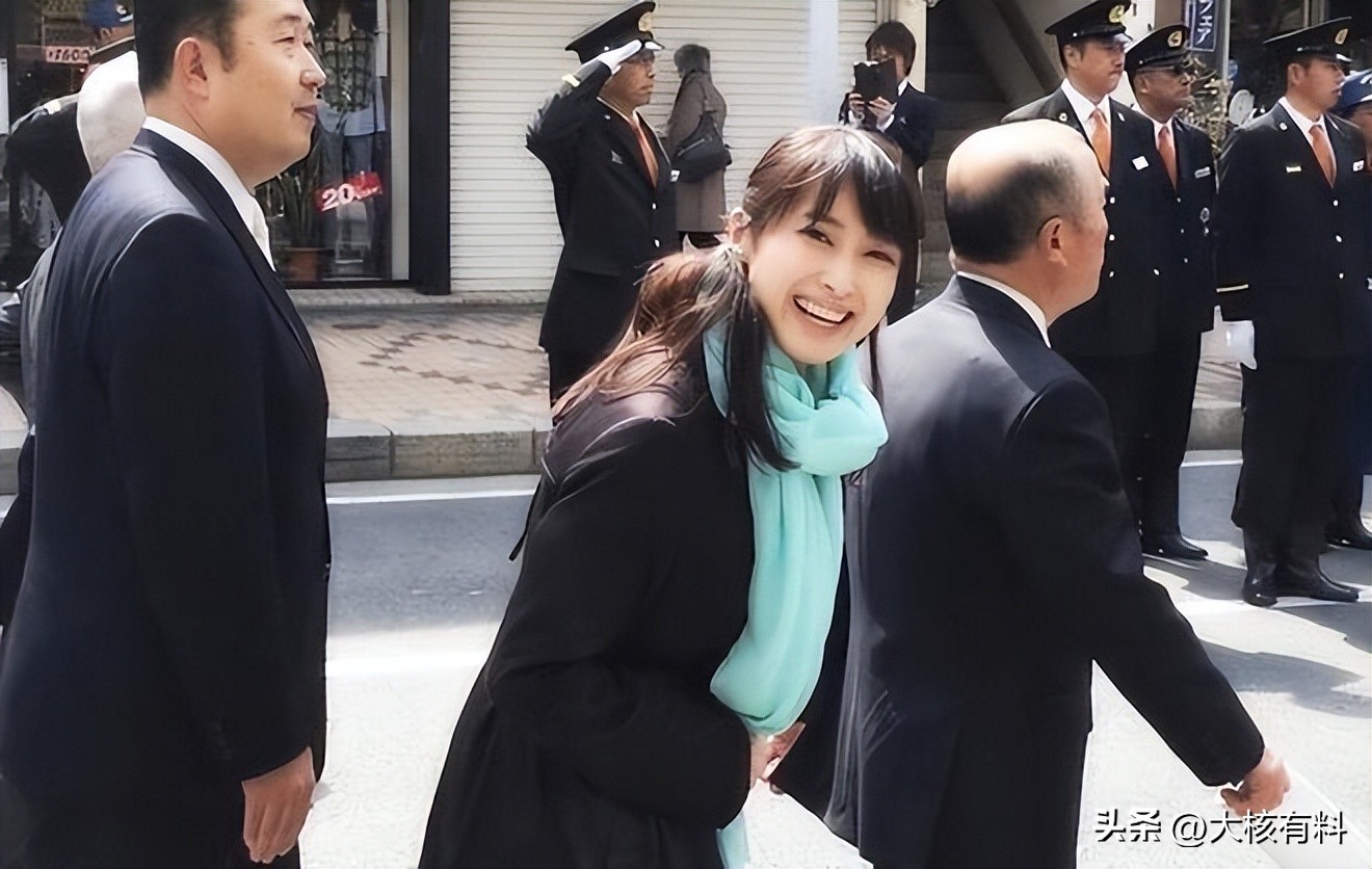 被封最美議員!昔拍超辣泳裝照「選民看傻眼」 出軌已婚政治大咖「她1句話讓人搖頭」