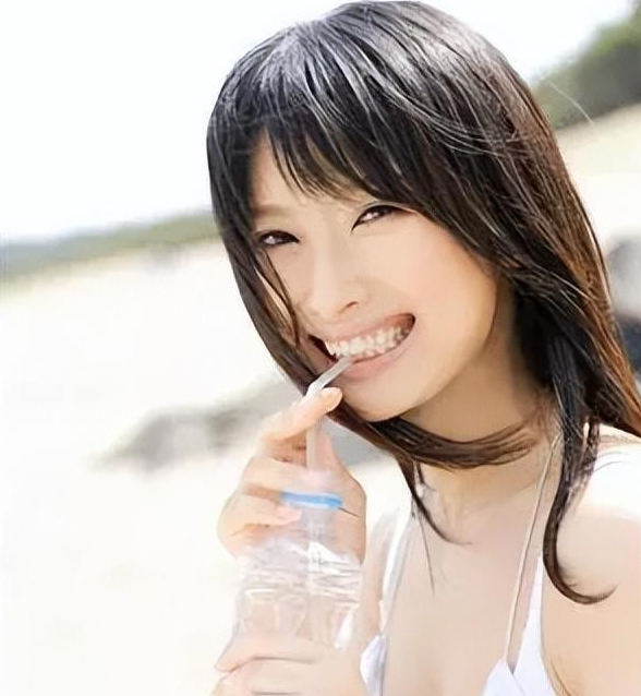 被封最美議員!昔拍超辣泳裝照「選民看傻眼」 出軌已婚政治大咖「她1句話讓人搖頭」