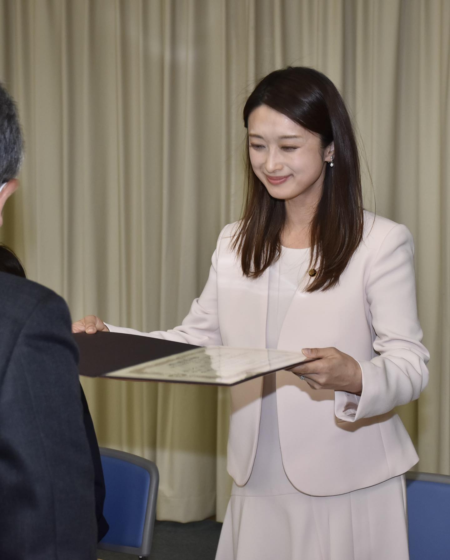 被封最美議員!昔拍超辣泳裝照「選民看傻眼」 出軌已婚政治大咖「她1句話讓人搖頭」
