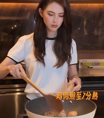 昆凌8歲兒曝光!當媽咪「廚師小幫手」超可愛 意外曝「周杰倫家庭地位」
