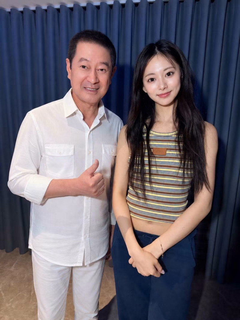 周子瑜首度來台SOLO！驚喜合照「台語大咖歌王」曝兩人關係