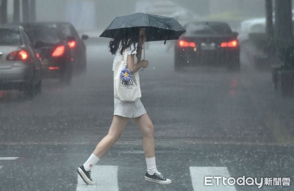 要放颱風假了?巴威升級強颱「恐變巨獸穿台」 路徑曝光「這幾天影響最大」