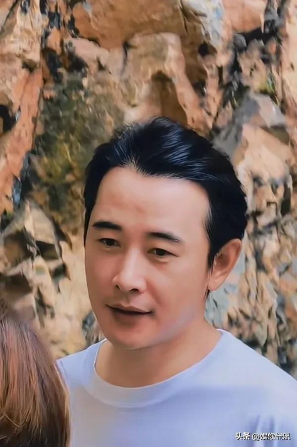 父親離世近一年!44歲戲劇男神「久違公開現身」 被發現「嘴唇發黑+禿頭掉髮」近況太心疼