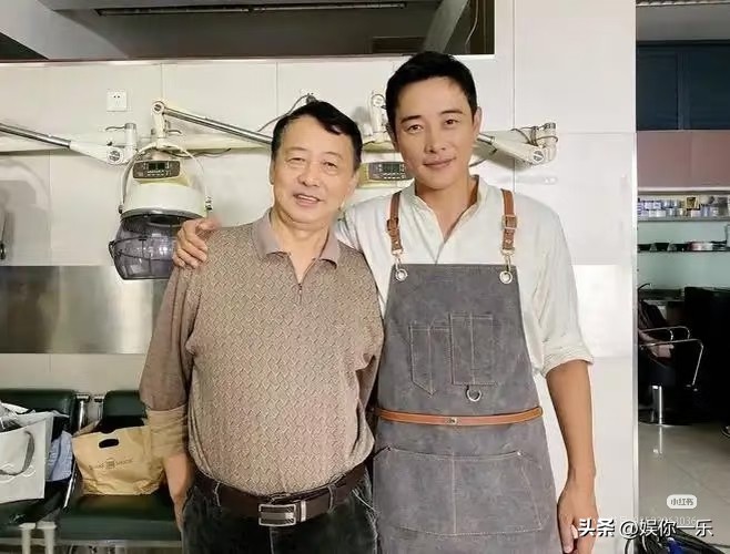 父親離世近一年!44歲戲劇男神「久違公開現身」 被發現「嘴唇發黑+禿頭掉髮」近況太心疼
