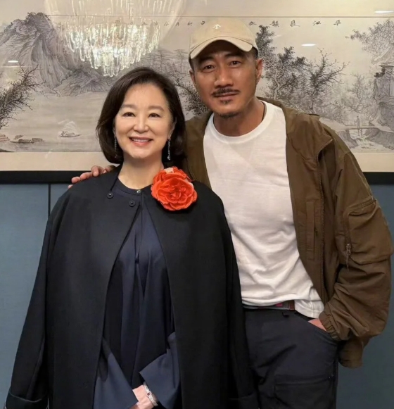 林青霞低調看戲「狀態驚回春」!遭2女攔下喊「我一定好好做人」驚變臉相擁