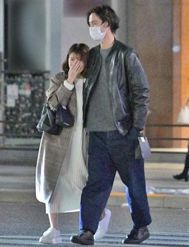 無數人的帥氣男神!大咖男星「被爆大談18歲母子戀」 再被拍「街上相擁約會」不顧他人眼光