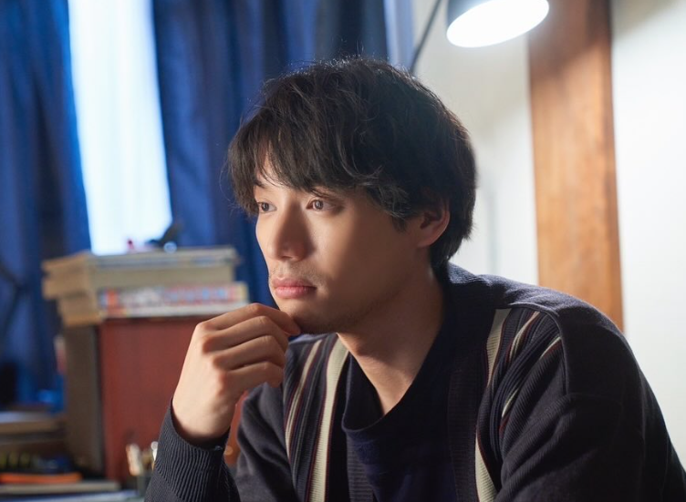 無數人的帥氣男神!大咖男星「被爆大談18歲母子戀」 再被拍「街上相擁約會」不顧他人眼光