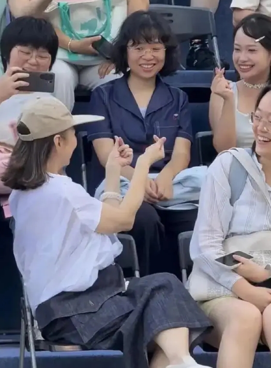林青霞低調看戲「狀態驚回春」!遭2女攔下喊「我一定好好做人」驚變臉相擁