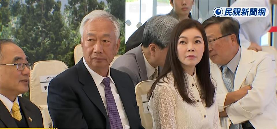 白髮阿公獨自現身公園「竟是郭台銘」!目擊者嘆:「神情全變了」