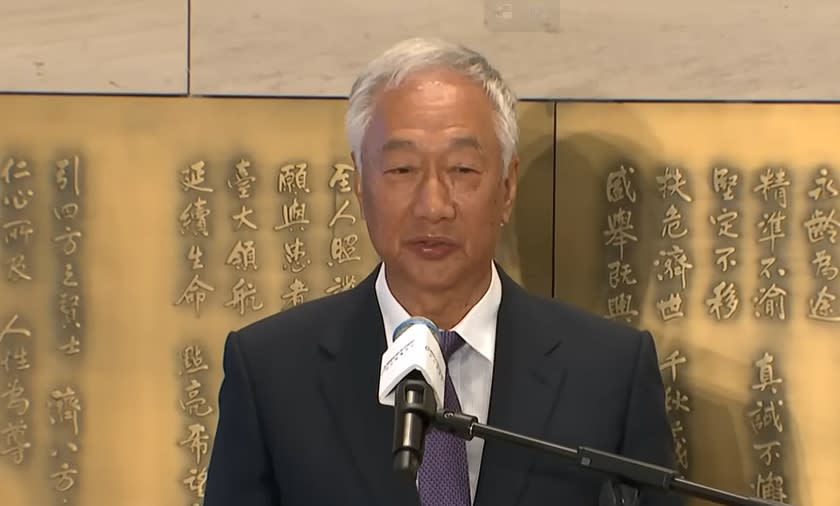 白髮阿公獨自現身公園「竟是郭台銘」!目擊者嘆:「神情全變了」