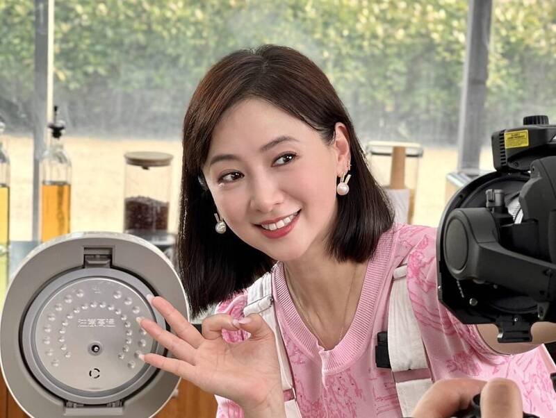 斷開2年豪門渣夫!57歲資深女星驚傳「遭婆婆掃地出門」不忍發聲了