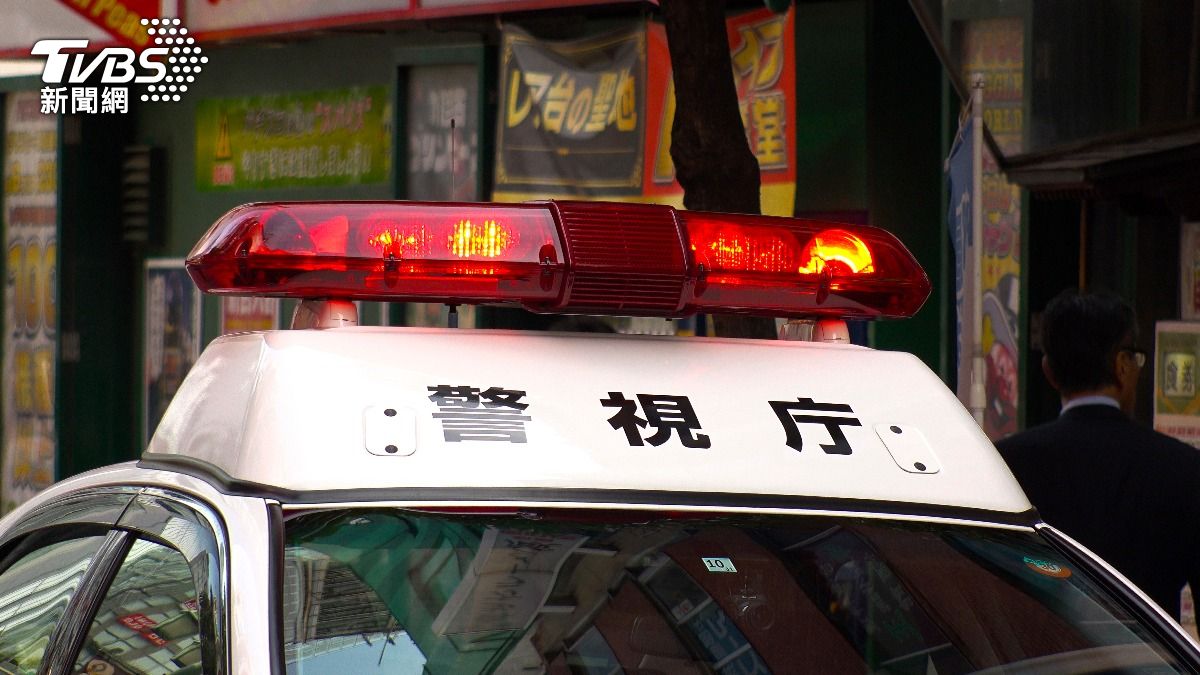 不是拍電影!阿姨撞進超商「嘴巴遭針線縫住」 哭遞紙條求救「恐怖真相曝光」
