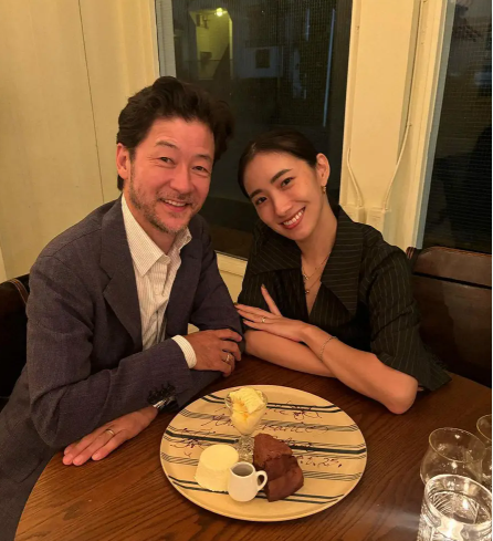 超驚人父女戀!大咖影帝再婚「妻只比女兒大3歲」 甜蜜親吻約會「新歡美貌驚人」