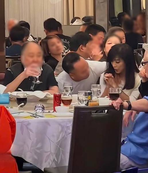 70歲資深女星「遭男子環抱亂摸」!現場畫面流出「她苦笑1動作」網罵翻