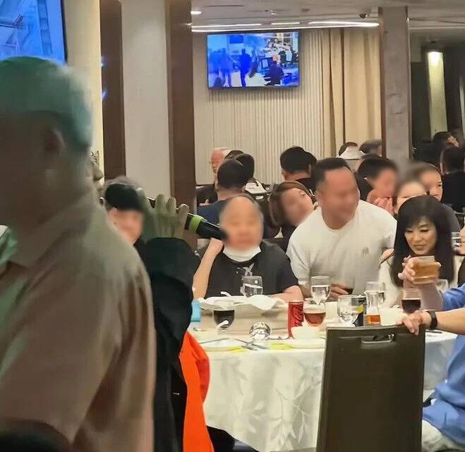 70歲資深女星「遭男子環抱亂摸」!現場畫面流出「她苦笑1動作」網罵翻