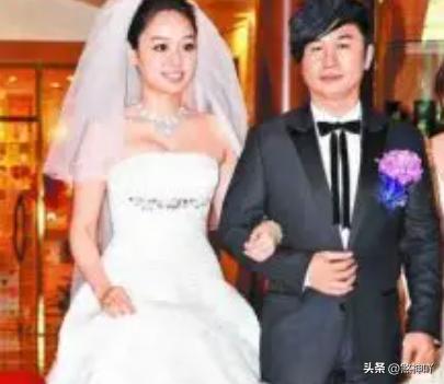 差24歲老少配!60歲黃舒駿「中年娶嫩妻生子」被酸爆 15年後「2人分隔兩地」網全搖頭