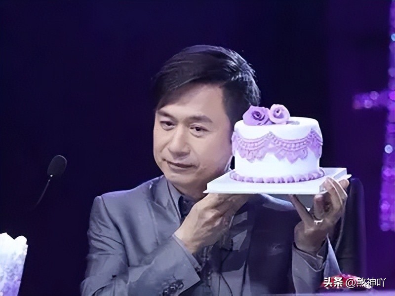 差24歲老少配!60歲黃舒駿「中年娶嫩妻生子」被酸爆 15年後「2人分隔兩地」網全搖頭