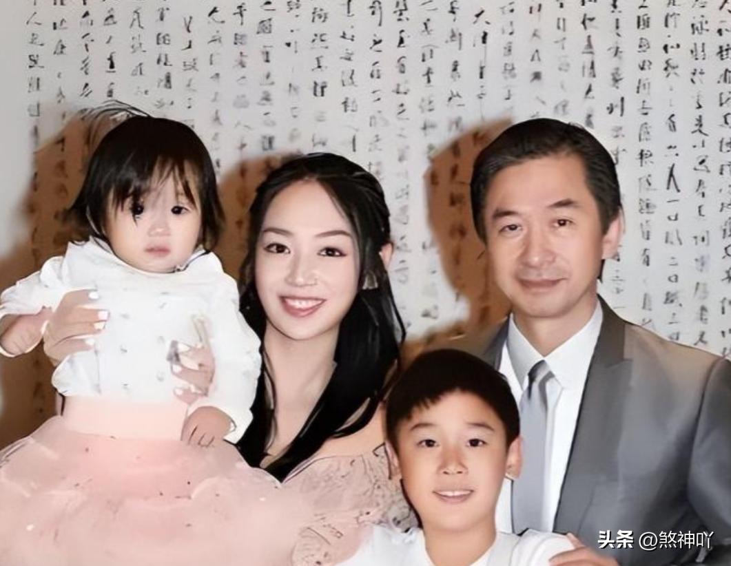 差24歲老少配!60歲黃舒駿「中年娶嫩妻生子」被酸爆 15年後「2人分隔兩地」網全搖頭