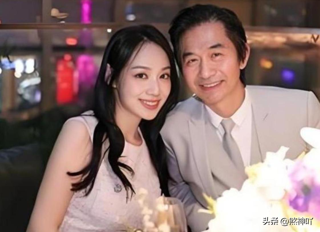 差24歲老少配!60歲黃舒駿「中年娶嫩妻生子」被酸爆 15年後「2人分隔兩地」網全搖頭