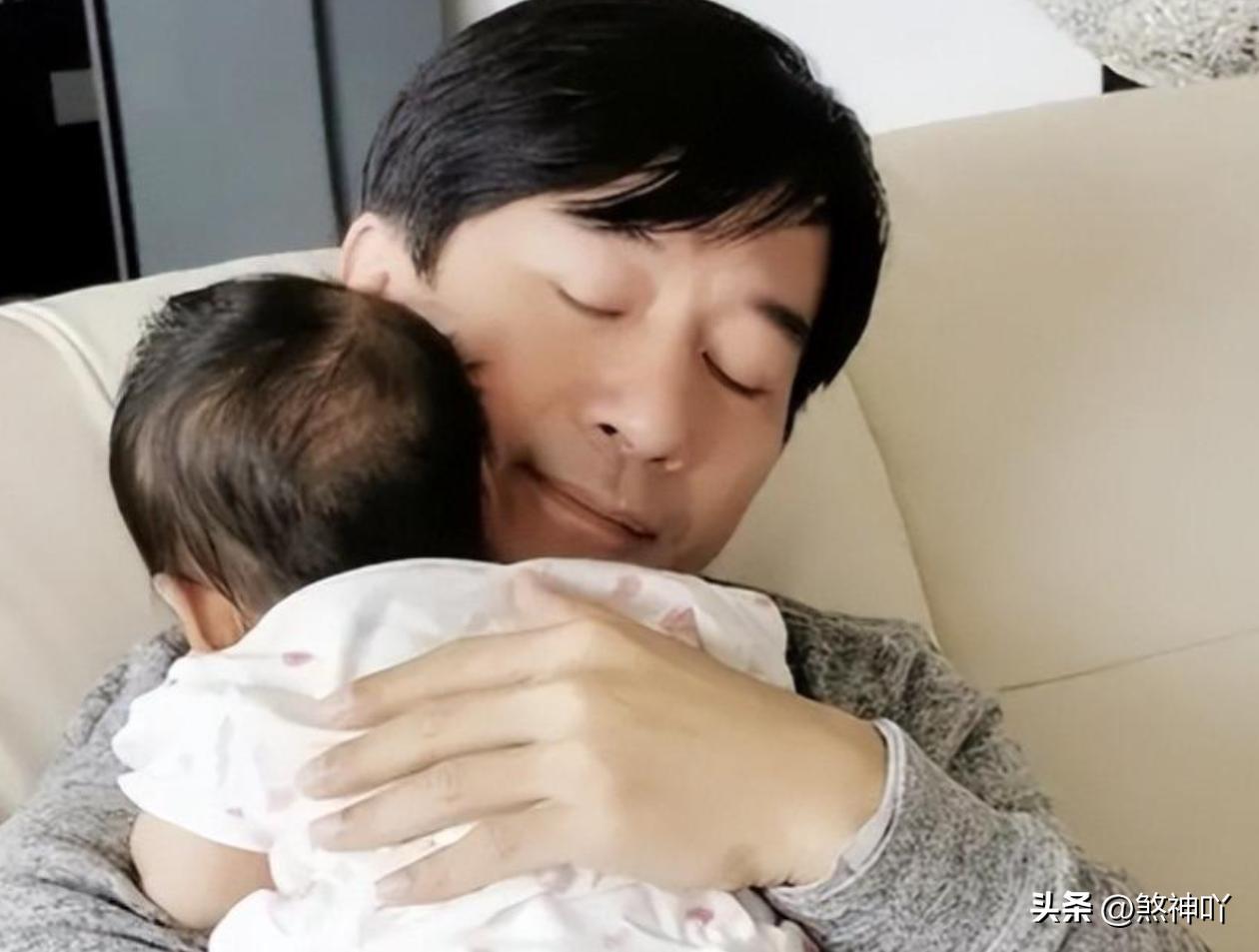 差24歲老少配!60歲黃舒駿「中年娶嫩妻生子」被酸爆 15年後「2人分隔兩地」網全搖頭