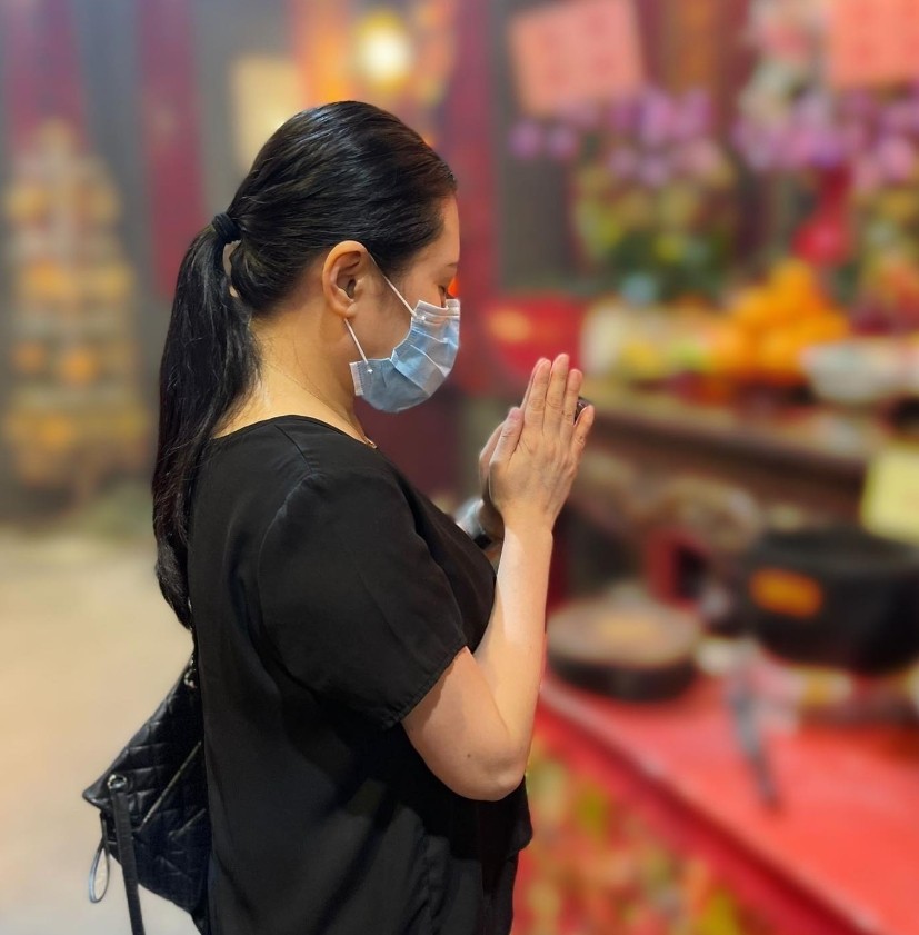 女星靠三級片翻紅!爆當小三「一個月52次榨乾人夫」 60歲「凍齡同框女兒」狀態驚人