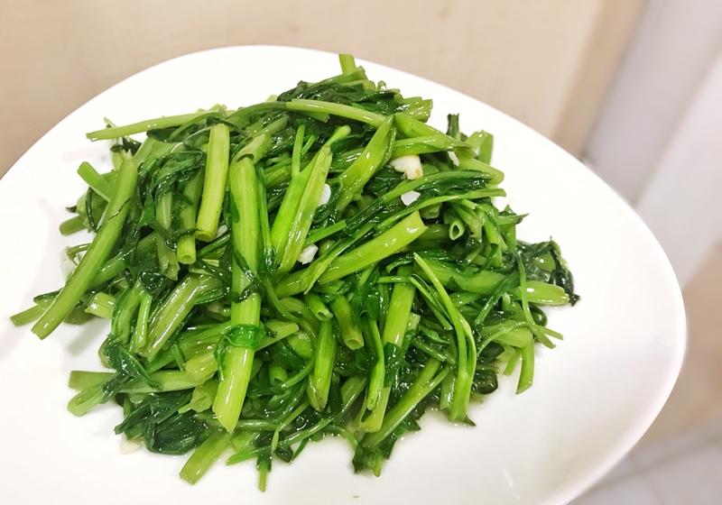 夏天營養寶庫!熱炒店必點「一便宜蔬菜」穩血壓又補鈣 營養師認證「顧血管還防便秘」