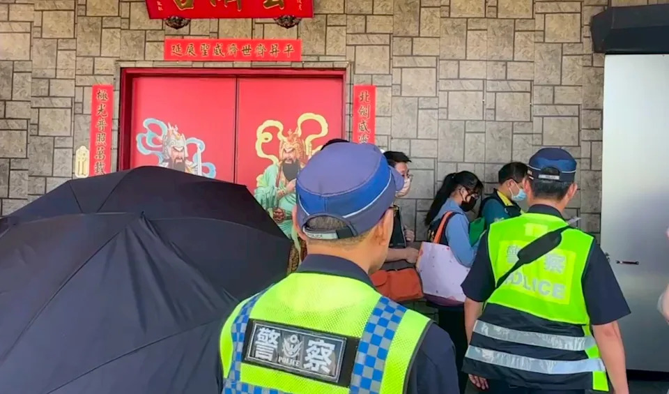 台東玄濟宮又惹議!尬電師父「鯊魚劍狂砍背」滴血讓信眾入喉 縣政府出手了