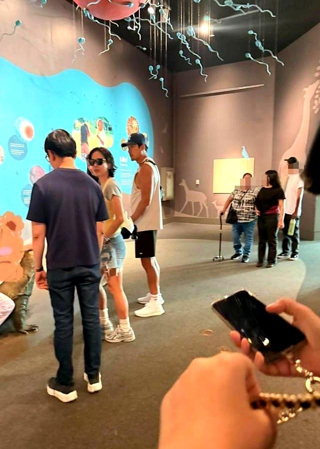 天王變超帥奶爸!「演藝圈巨星夫妻」帶兒子旅行 男神「超man一幕」網羨:神仙模範夫妻❤️