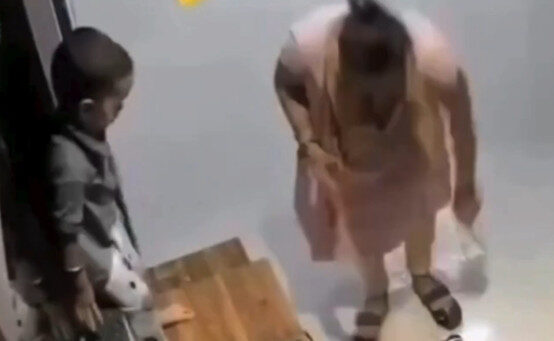 女童坐窗邊穿鞋!突往後仰「從12樓墜下」母崩潰尖叫