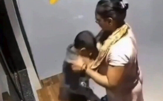 女童坐窗邊穿鞋!突往後仰「從12樓墜下」母崩潰尖叫