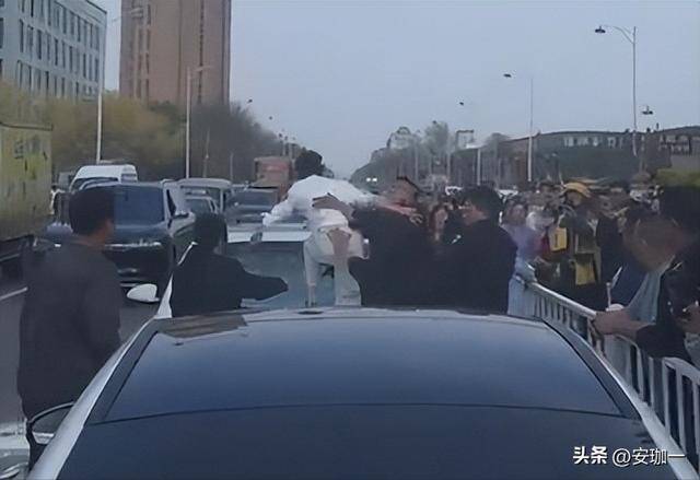 揪姊妹出動抓姦!正宮不忍砸車「擋風玻璃全碎」 網看「小三真面目」愣了:是我也陷進去