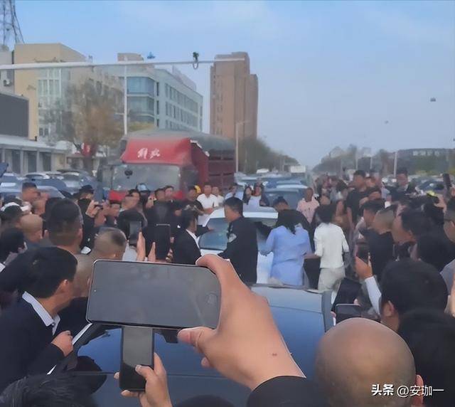 揪姊妹出動抓姦!正宮不忍砸車「擋風玻璃全碎」 網看「小三真面目」愣了:是我也陷進去