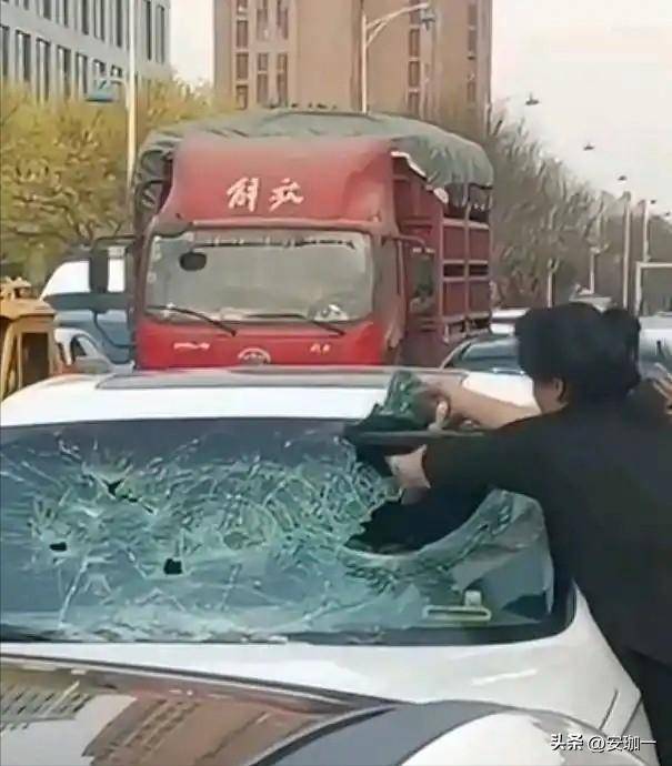 揪姊妹出動抓姦!正宮不忍砸車「擋風玻璃全碎」 網看「小三真面目」愣了:是我也陷進去