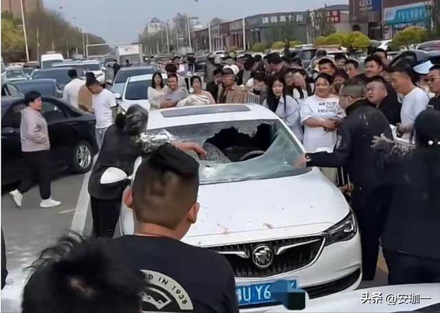 揪姊妹出動抓姦!正宮不忍砸車「擋風玻璃全碎」 網看「小三真面目」愣了:是我也陷進去