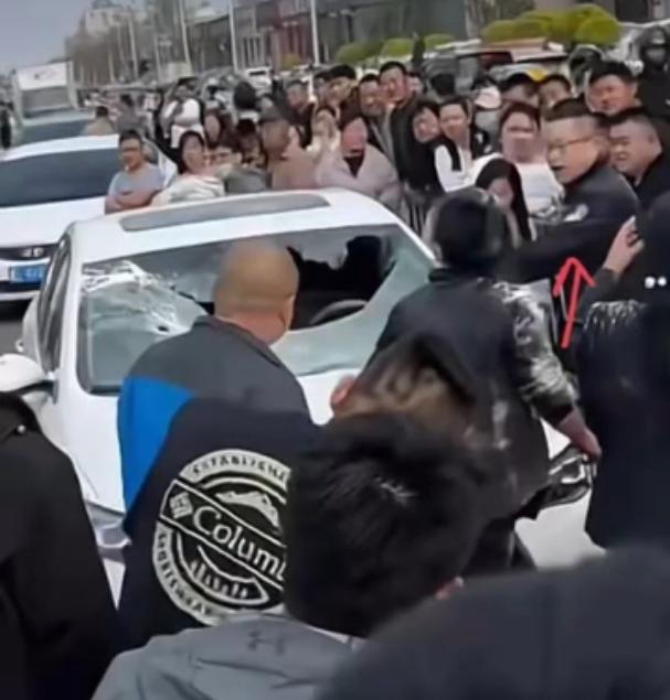 揪姊妹出動抓姦!正宮不忍砸車「擋風玻璃全碎」 網看「小三真面目」愣了:是我也陷進去