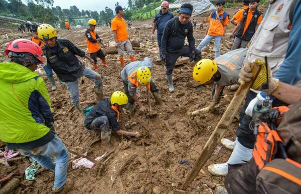 遭巴威重創!爆土石流滅村「至少釀15死」救援曝光