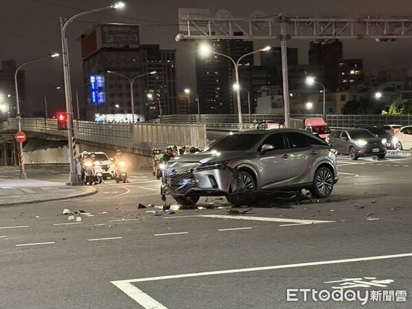 高雄嚴重車禍!機車騎士倒血泊「被目擊骨肉分離」緊急搶救中...